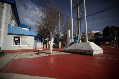 Avanzan en Ushuaia los trabajos de limpieza, parquización y reconstrucción de veredas