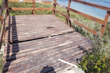 Arrancaron un banco del mirador en la Reserva Playa Larga para encender una fogata