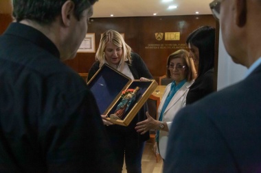 Bertone recibió una imagen de la Virgen María que pertenecía a Casa de Gobierno