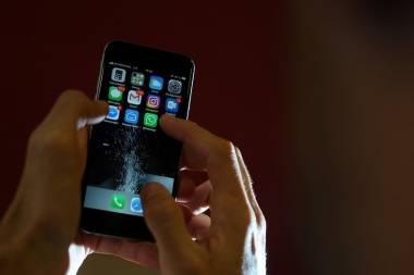 El uso del celular afecta la vida personal de casi la mitad de los argentinos