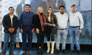 Bertone entregó 64 viviendas a trabajadores de la UOCRA