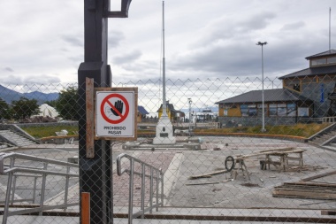 Los trabajos en la plaza Cívica recuperan un espacio público histórico de Ushuaia