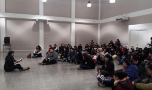 Alumnos en el piso y pizarrones como mesas en el inicio de clases del IPES