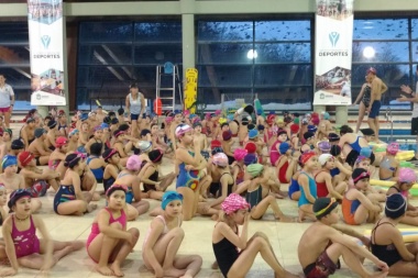 Más de 150 chicos participaron de un nuevo encuentro de natación en pileta baja