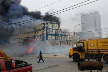 Devastador incendio: "La idea es levantar de nuevo la empresa y que nadie quede en la calle"