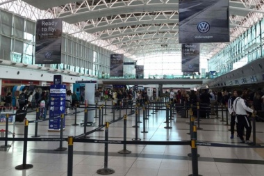La cantidad de argentinos que viajaron al exterior cayó 50% este verano