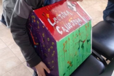 Lectura callejera: estudiantes crearon pequeñas bibliotecas libres en la ciudad