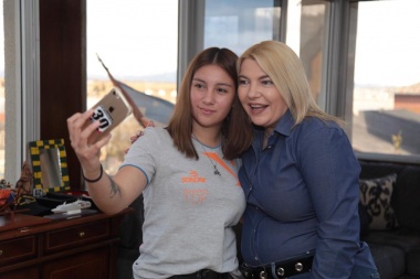 En Casa de Gobierno, Bertone recibió a la joven corredora de enduro Julieta Jerez