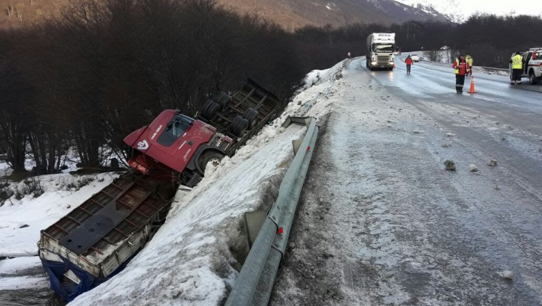 Despiste y vuelco de un camión en la Ruta 3 - Critica Sur