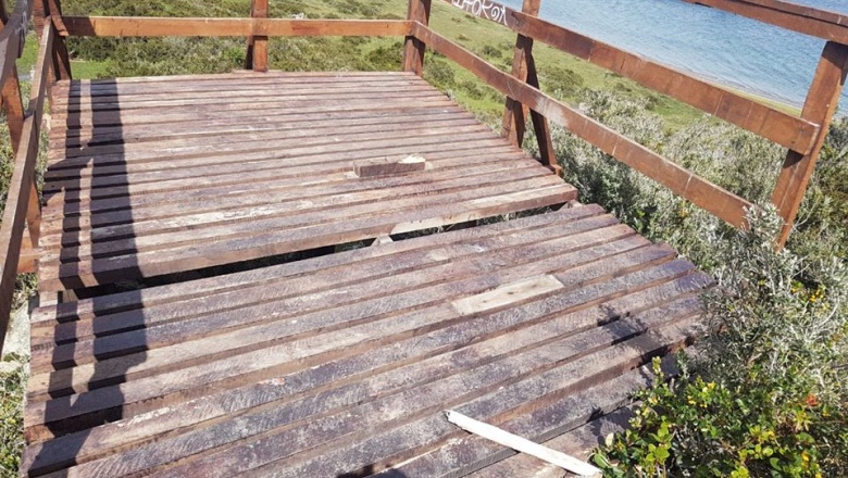 Arrancaron un banco del mirador en la Reserva Playa Larga para encender una fogata