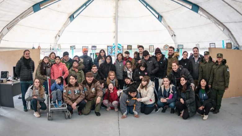 Escuelas e instituciones visitan permanentemente la 'Carpa de Malvinas' en Ushuaia