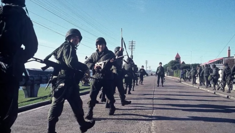 Malvinas en primera persona: el corresponsal argentino y sus fotos inéditas de los 74 días de la guerra