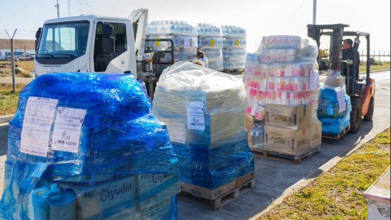 Río Grande solidaria: agua mineral, lavandina y artículos de limpieza viajan a Bahía Blanca
