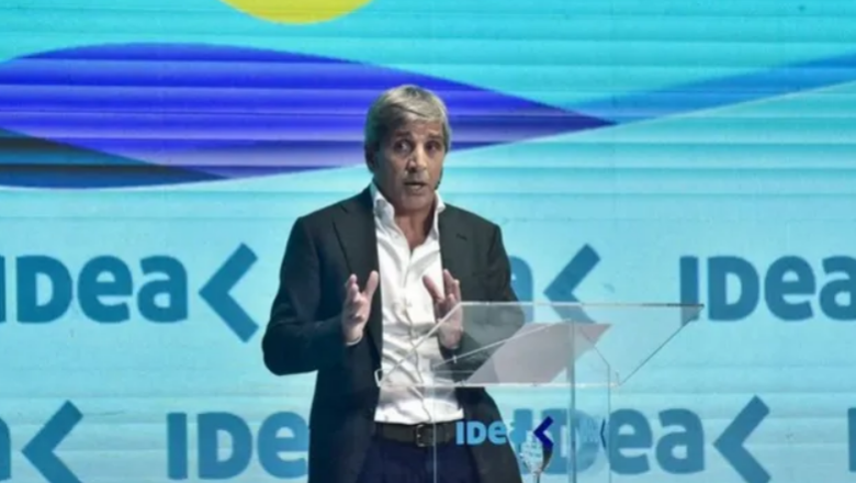 Luis Caputo anunció una baja de impuestos a la importación de ropa, calzado y telas