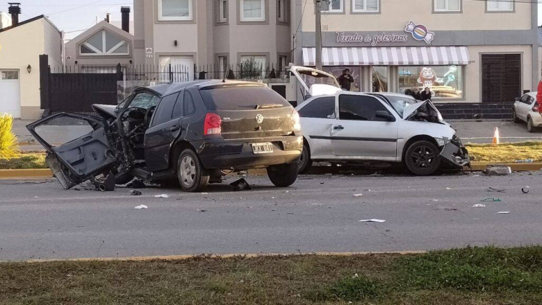 Dos personas murieron y tres resultaron con heridas graves tras terrible choque frontal en Río Grande