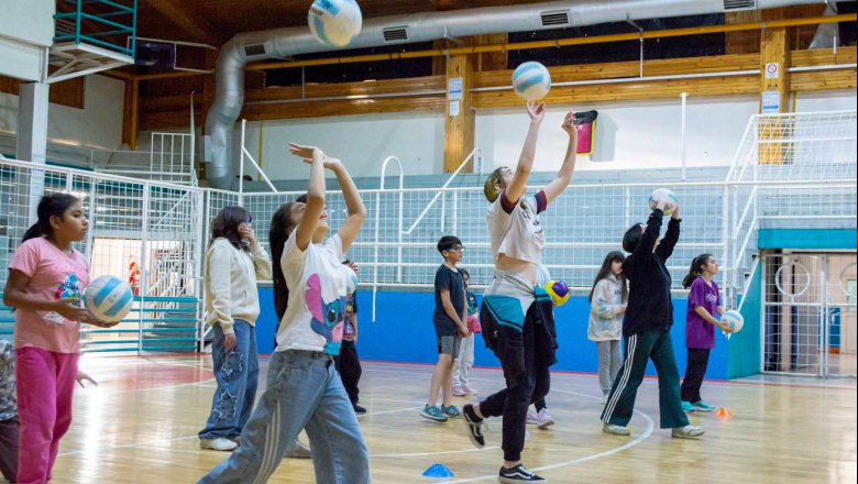 Realizan trabajos de mantenimiento en distintos espacios deportivos municipales en Río Grande