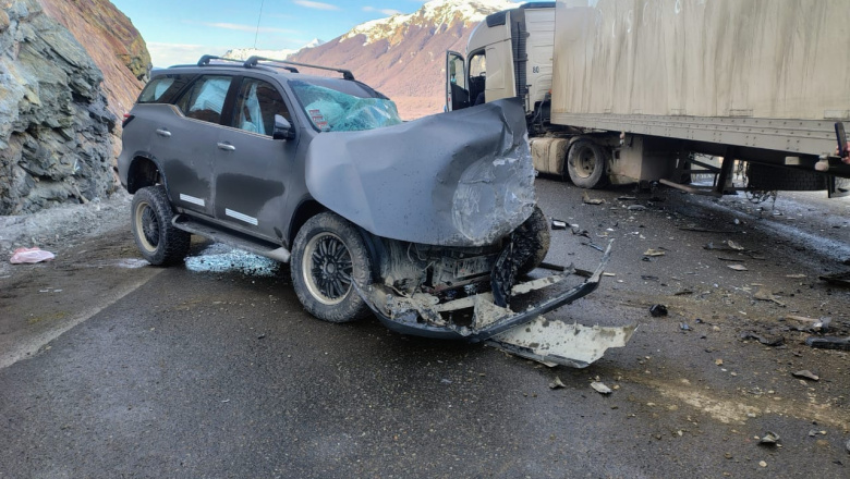 Choque frontal entre un camión y una camioneta en la ruta 3