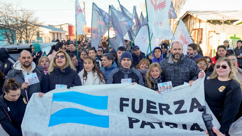 Candidatos de Fuerza Patria junto a cientos de simpatizantes ...