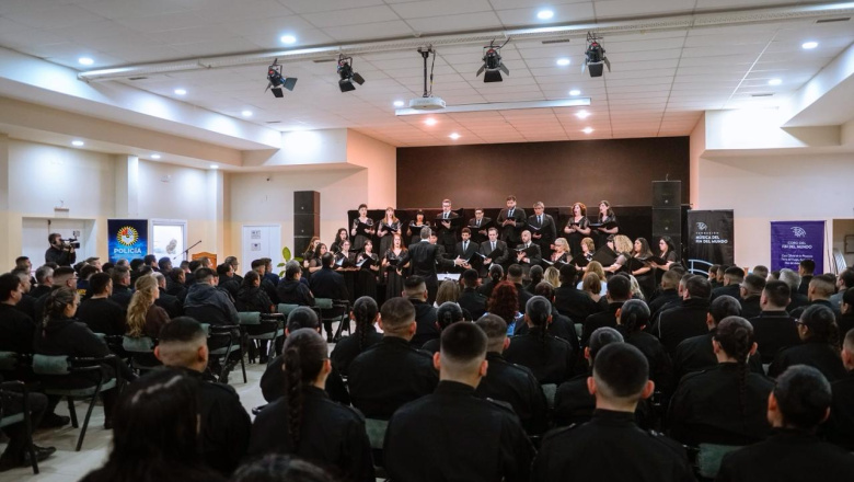 La Policía fueguina celebró sus 140 años con un concierto de gala junto al ‘Coro del Fin del Mundo’