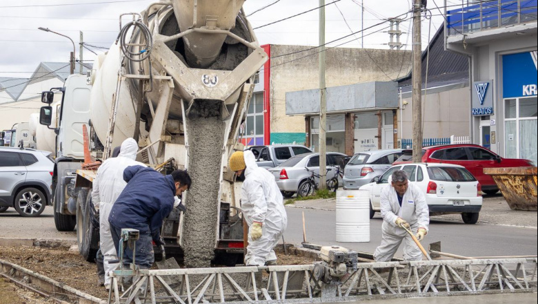 En Río Grande, Municipio y vecinos construyen una dársena de estacionamiento en Belgrano y Colón