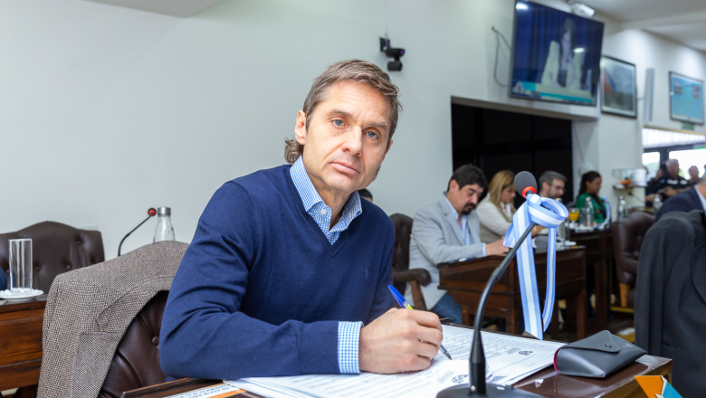 Sciurano votó en contra de las salmoneras: "Tengo una postura y la voy a respetar como lo hice toda mi vida"