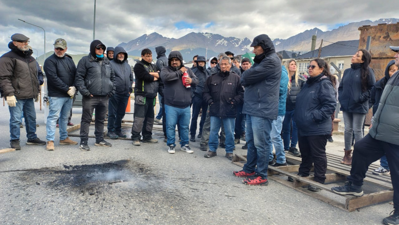 Trabajadores del puerto de Ushuaia se manifestaron en inmediaciones de la terminal portuaria