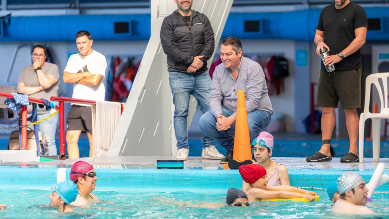 El intendente Perez acompañó una jornada de pileta libre en el natatorio municipal de Río Grande