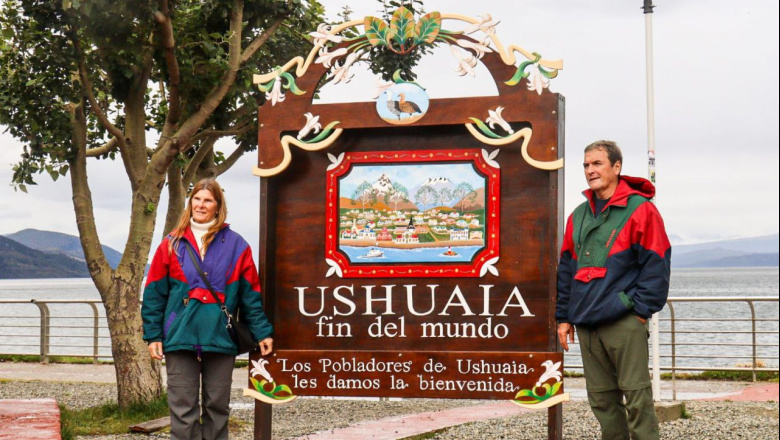 Postal icónica desde hace 30 años: renovaron el cartel “Ushuaia Fin del Mundo”