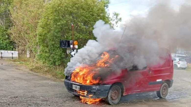 Un utilitario se incendió por problemas mecánicos en las calles de Ushuaia