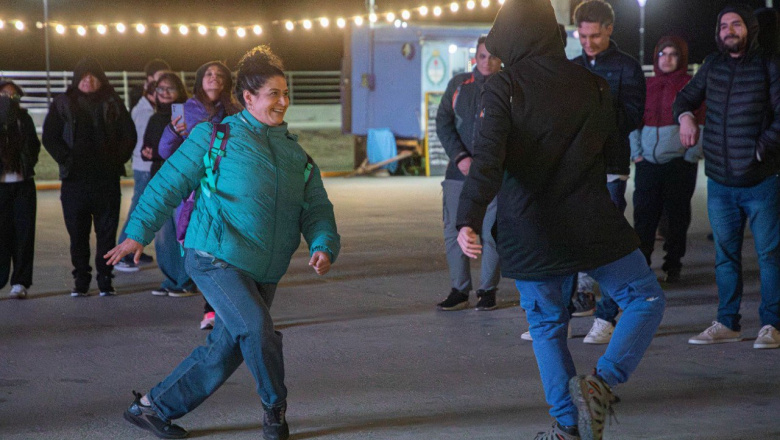 El Patio Gastronómico sumó una noche de peña en el Parque de los 100 años