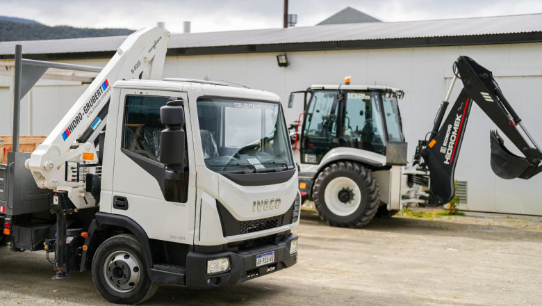 Con fondos propios, la DPOSS adquirió una nueva retroexcavadora y un camión con hidrogrúa