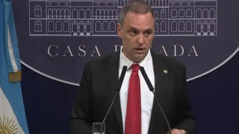 Adorni, sin defensa: no dio explicaciones sobre el viaje y su patrimonio, y cargó contra la prensa