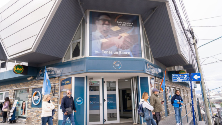 Investigan a una empleada bancaria de Ushuaia por intentar usar la tarjeta de una clienta policía