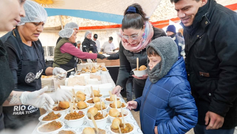 Miles de vecinas y vecinos compartieron el almuerzo popular del 2 de abril en Río Grande