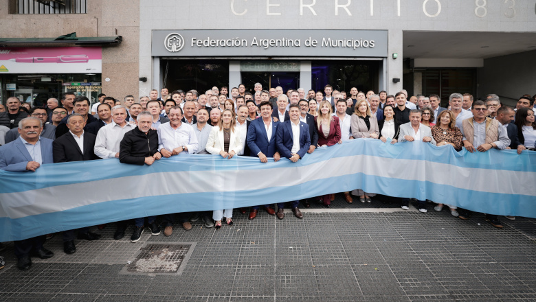 Intendentes de la FAM preparan una denuncia por malversación contra Luis Caputo