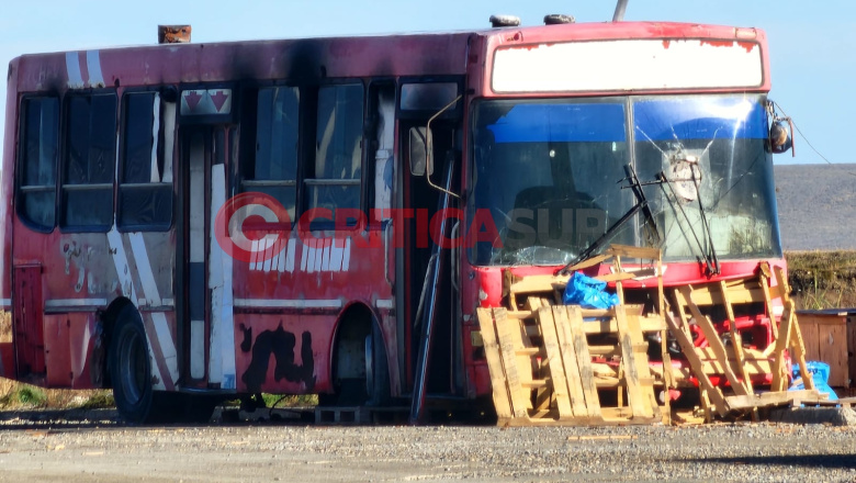 Denuncian violento asalto a un camionero en Circunvalación y apuntan a ocupantes de un colectivo abandonado
