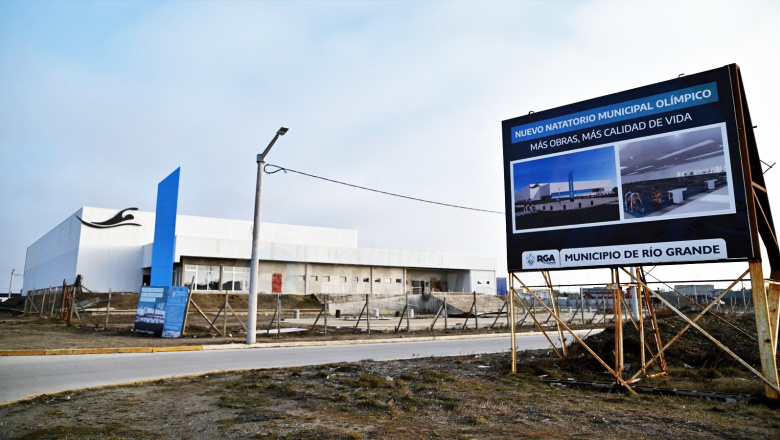 El nuevo natatorio municipal de Río Grande supera el 80% de avance de obra y no descartan inaugurarlo este año