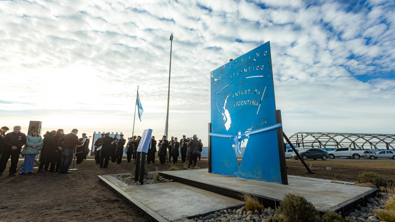 Inauguraron escultura ‘bicontinental’ frente al Monumento a los Caídos en Río Grande