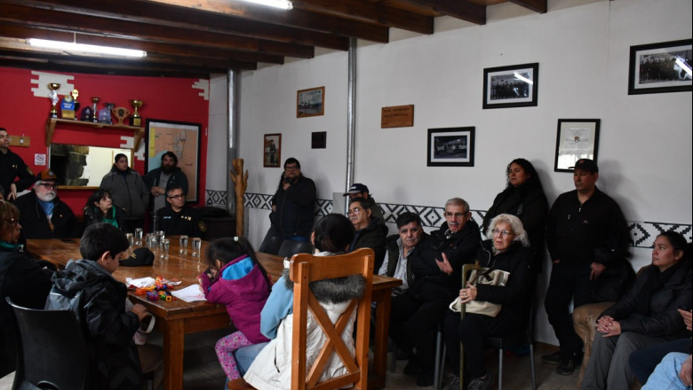 En Tolhuin, la policía provincial mantiene reuniones con vecinos para reforzar tareas de prevención del delito