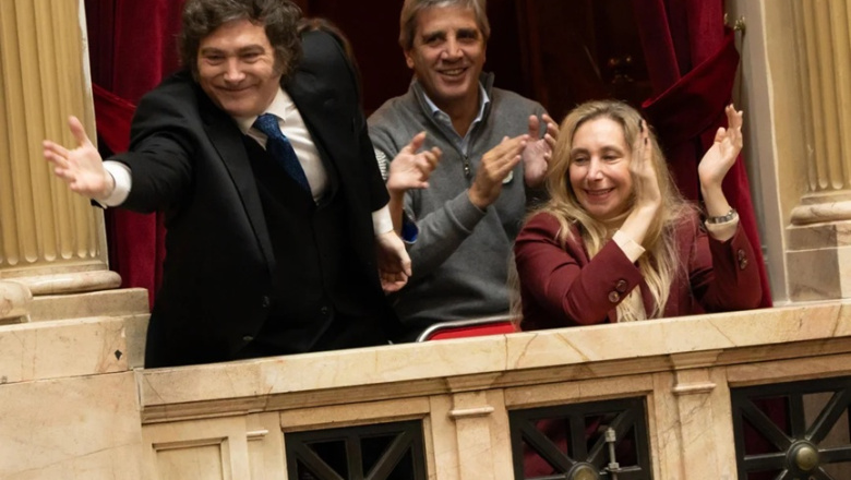 Milei en el Congreso: aplausos, cruces con la prensa y el apoyo incondicional a Manuel Adorni