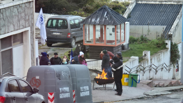 Trabajadores municipales bloquean Casa de Gobierno y peligra el pago de sueldos a estatales