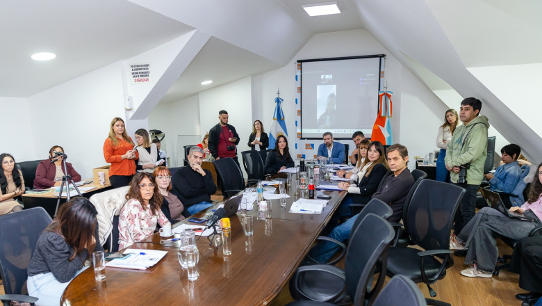 ¿Qué proponen los proyectos que buscan garantizar financiamiento para educación en Tierra del Fuego?