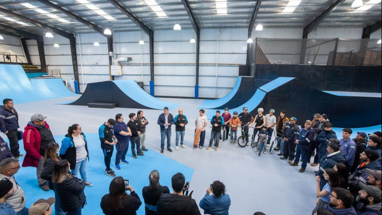 Junto a deportistas y familias, Perez recorrió el renovado ‘Parque Municipal de Deportes Urbanos’