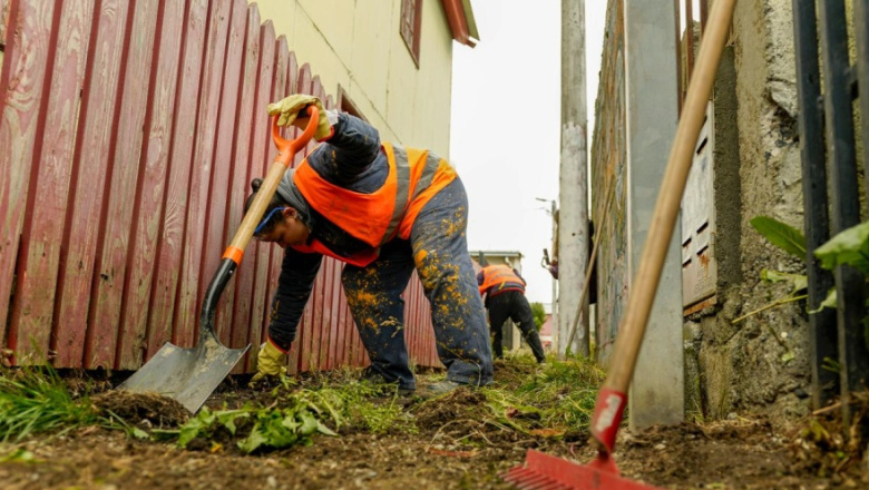 Adultos mayores y vecinos con discapacidad quedarán exceptuados de limpiar veredas y patios