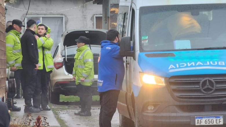 Sigue detenido el joven que intervino en defensa de su madre mientras investigan la muerte de la pareja de la mujer