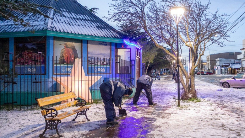 Operativo invernal: continúan los trabajos de limpieza tras nevada en Río Grande