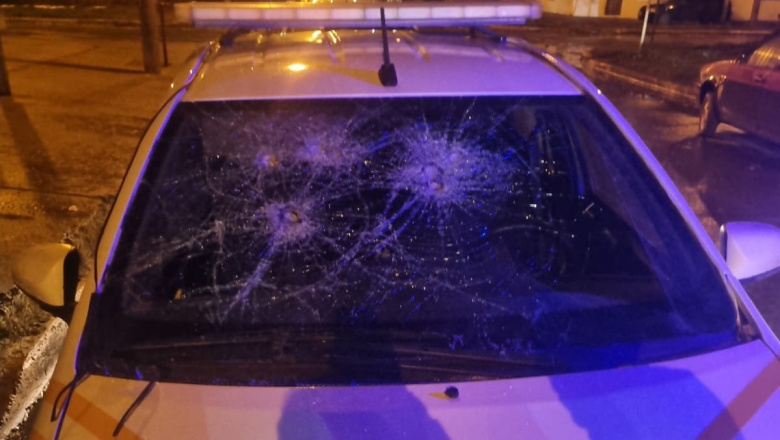 Con un martillo rompió el parabrisas de un patrullero: tres detenidos tras incidentes con la Policía