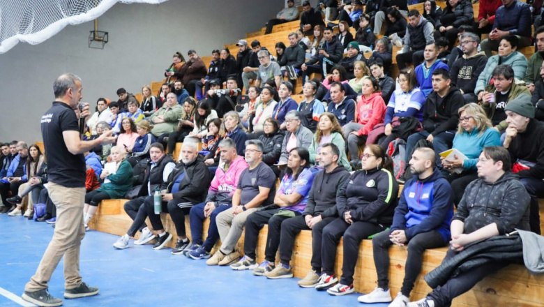 Brindan capacitación en RCP y uso de desfibrilador a dirigentes de clubes en Río Grande