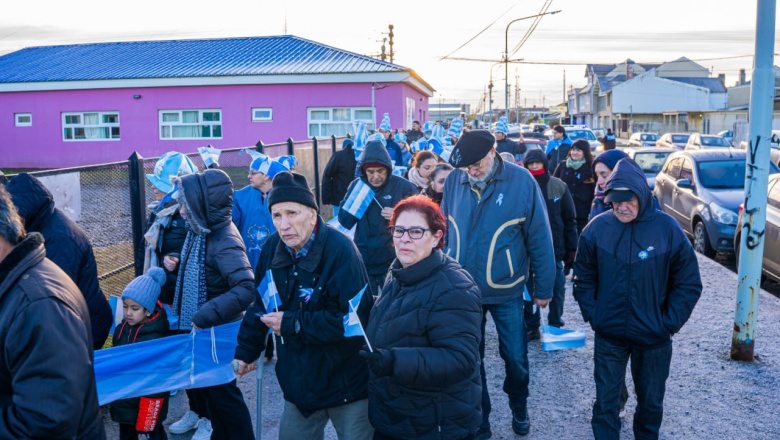 Con una gran bandera argentina, invitan a la comunidad a celebrar el Día de la Bandera en Río Grande y Tolhuin