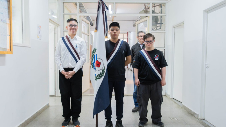 El Colegio 'Alicia Moreau de Justo' de Río Grande ya tiene su propia bandera institucional